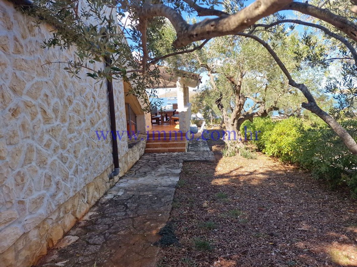 ARHIPELAG KORNATI. HIŠA V PRVEM VRSTI DO MORJA