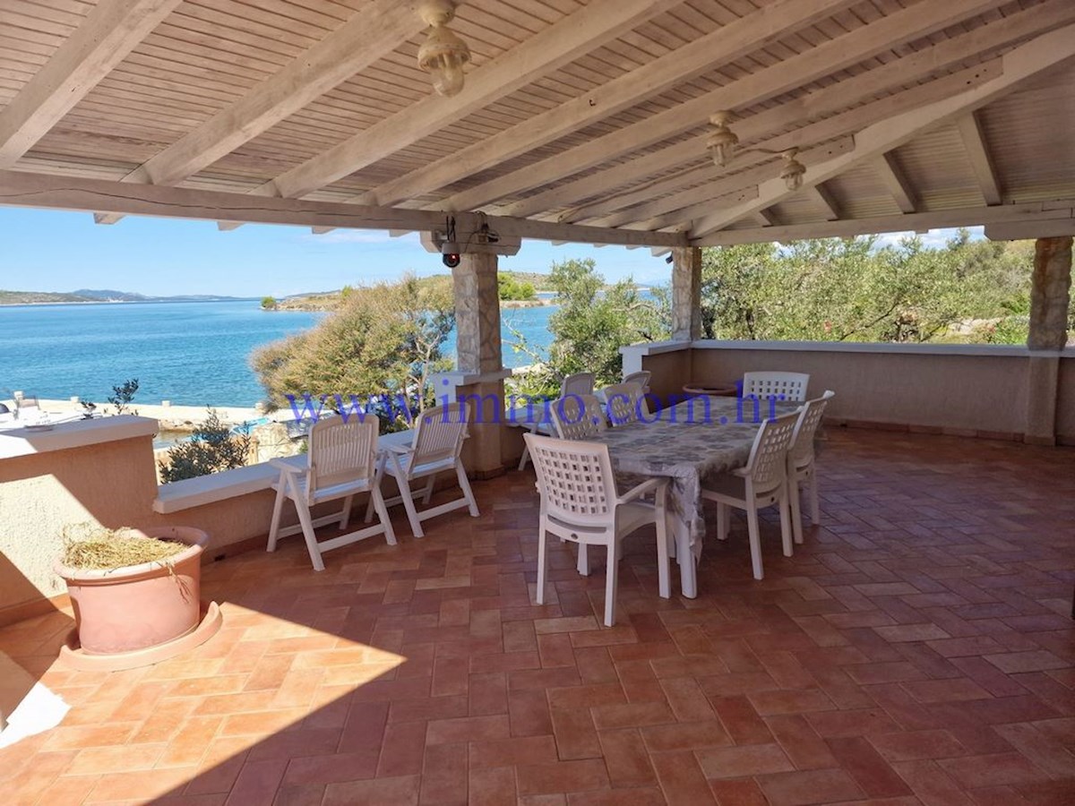 ARHIPELAG KORNATI. HIŠA V PRVEM VRSTI DO MORJA