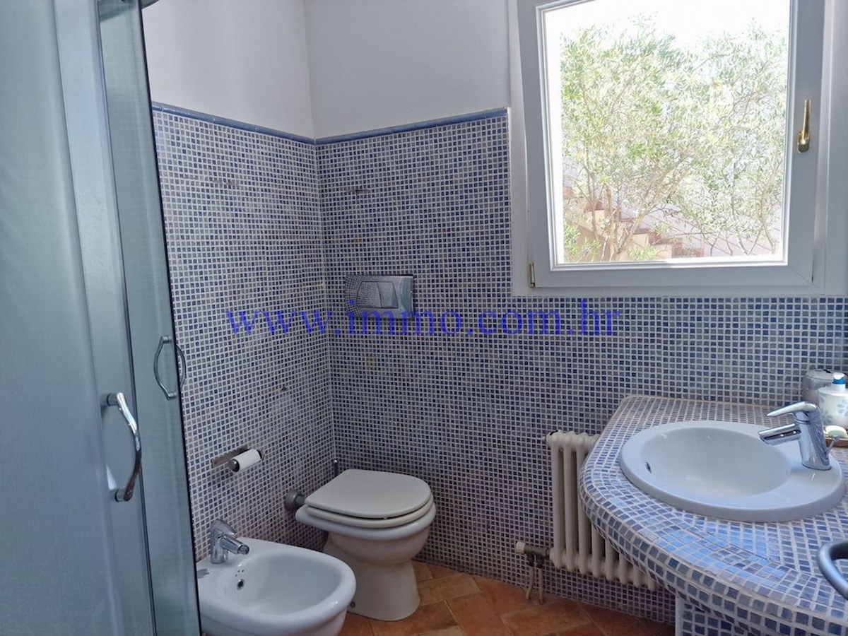 ARHIPELAG KORNATI. HIŠA V PRVEM VRSTI DO MORJA