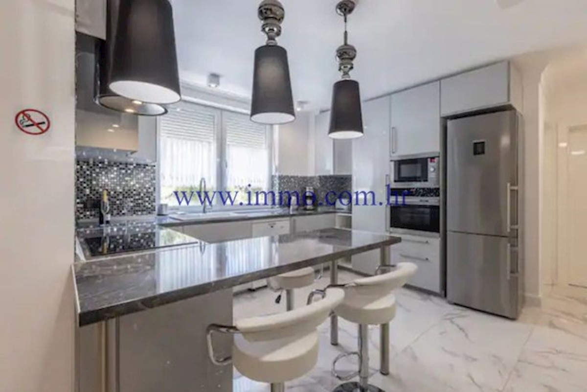 RAZKOŠNA VILA Z BAZENOM V BLIZINI SPLITA