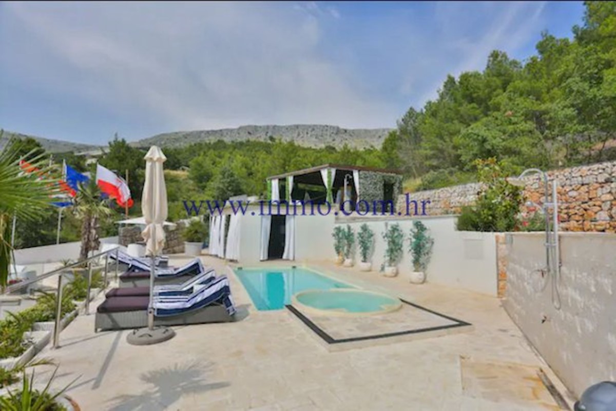 RAZKOŠNA VILA Z BAZENOM V BLIZINI SPLITA