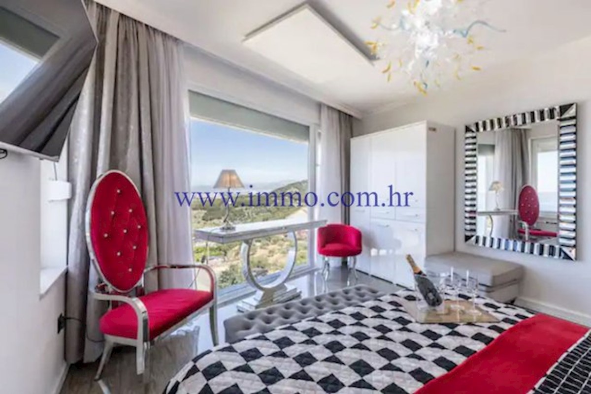 RAZKOŠNA VILA Z BAZENOM V BLIZINI SPLITA