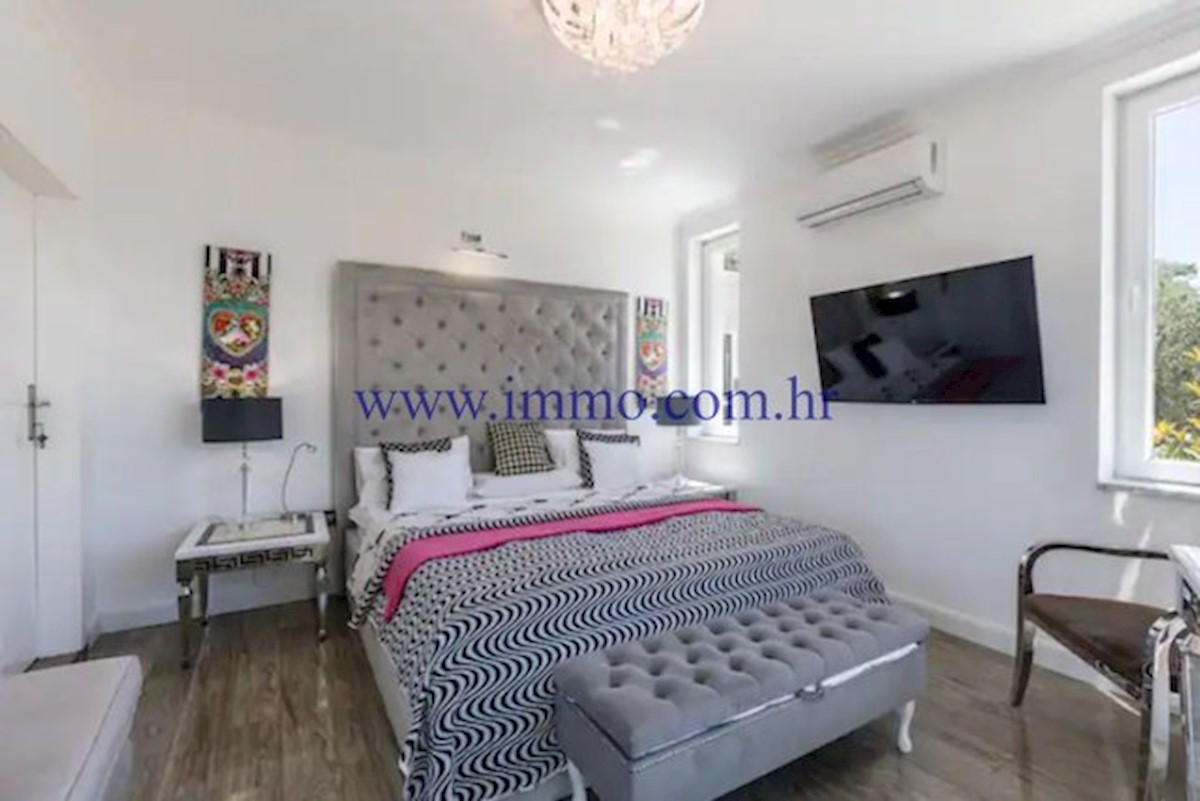 RAZKOŠNA VILA Z BAZENOM V BLIZINI SPLITA