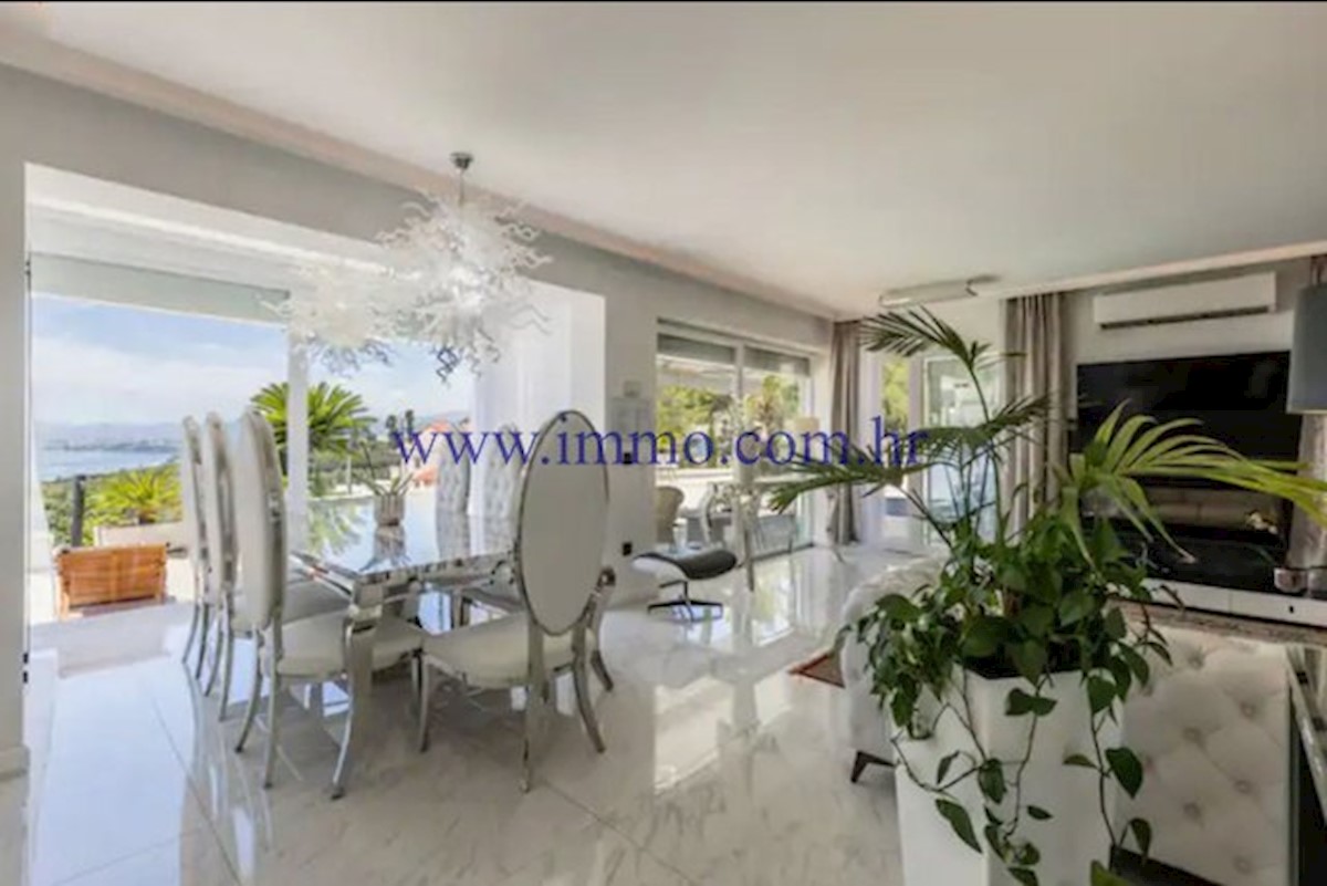 RAZKOŠNA VILA Z BAZENOM V BLIZINI SPLITA