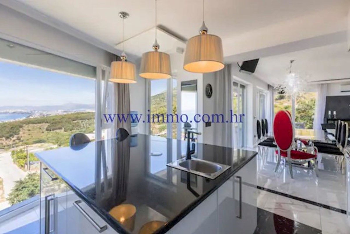 RAZKOŠNA VILA Z BAZENOM V BLIZINI SPLITA