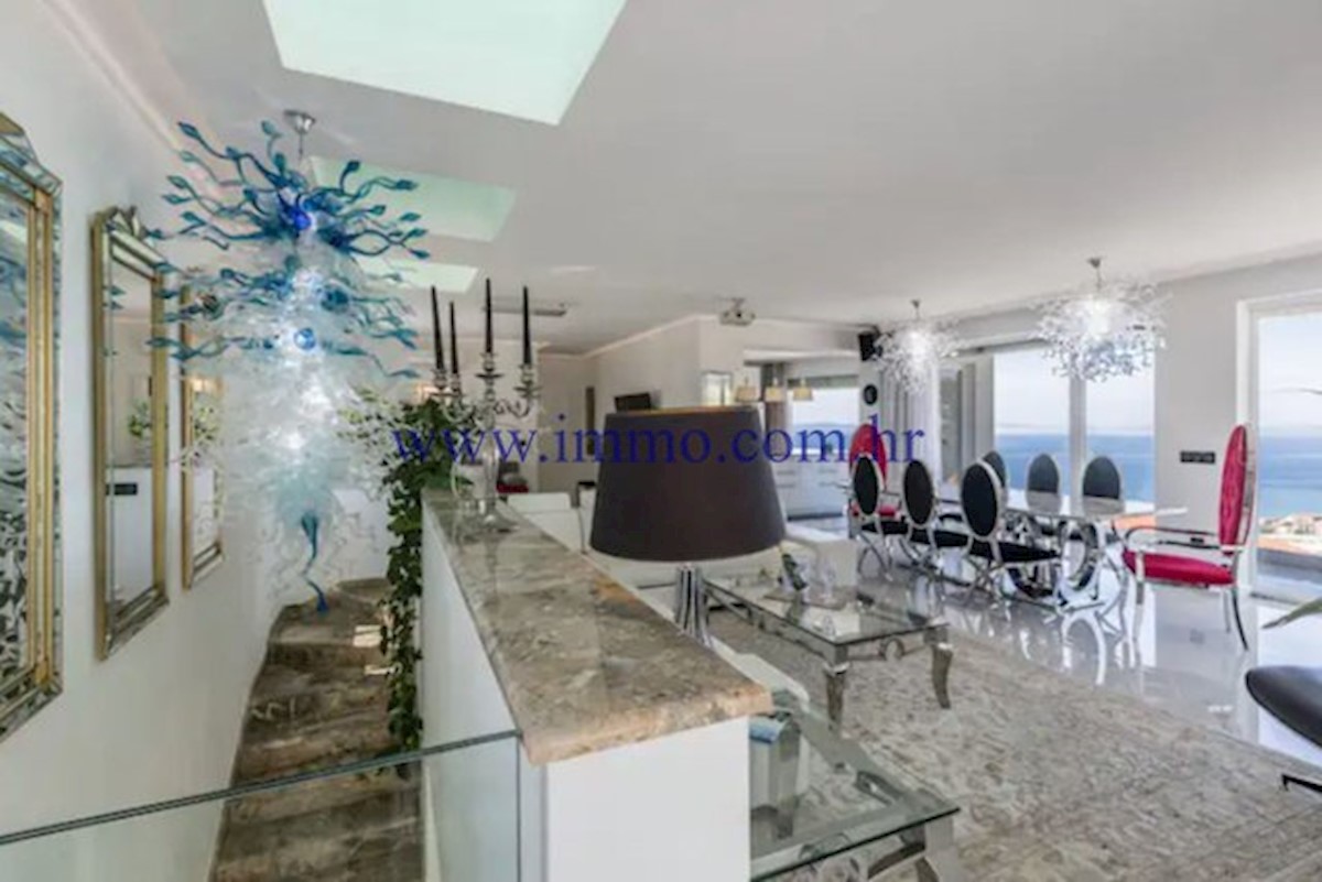 RAZKOŠNA VILA Z BAZENOM V BLIZINI SPLITA