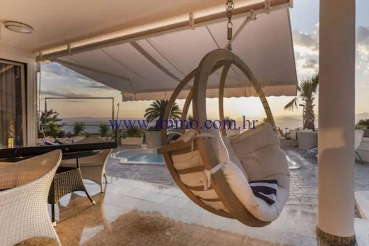 RAZKOŠNA VILA Z BAZENOM V BLIZINI SPLITA