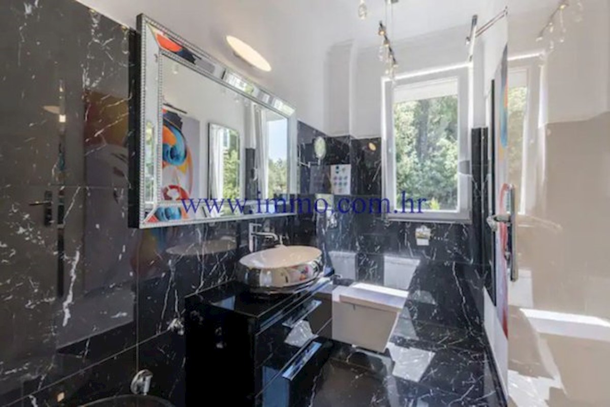 RAZKOŠNA VILA Z BAZENOM V BLIZINI SPLITA