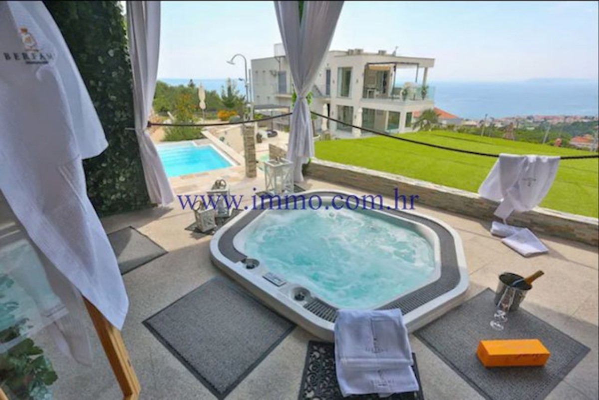 RAZKOŠNA VILA Z BAZENOM V BLIZINI SPLITA