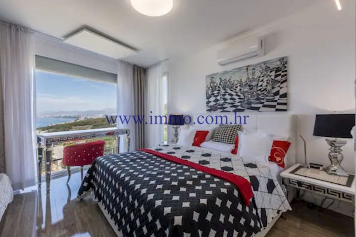 RAZKOŠNA VILA Z BAZENOM V BLIZINI SPLITA