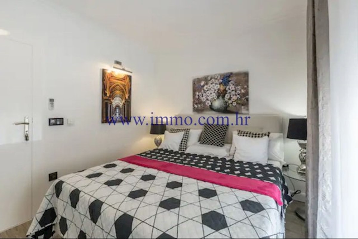 RAZKOŠNA VILA Z BAZENOM V BLIZINI SPLITA