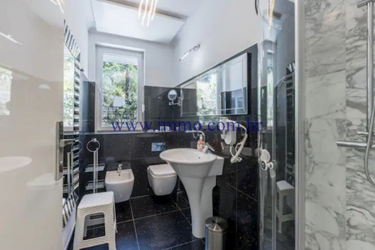 RAZKOŠNA VILA Z BAZENOM V BLIZINI SPLITA