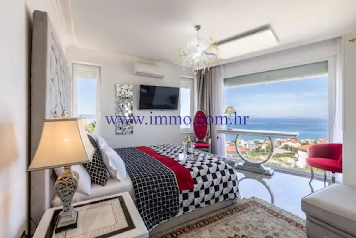 RAZKOŠNA VILA Z BAZENOM V BLIZINI SPLITA