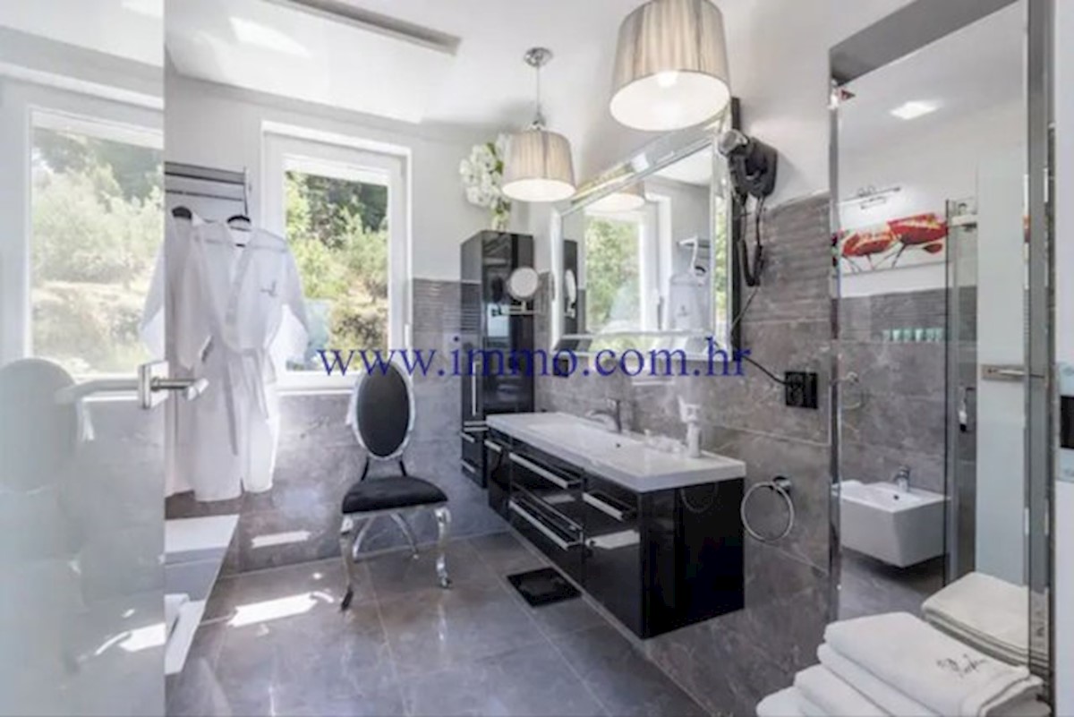 RAZKOŠNA VILA Z BAZENOM V BLIZINI SPLITA