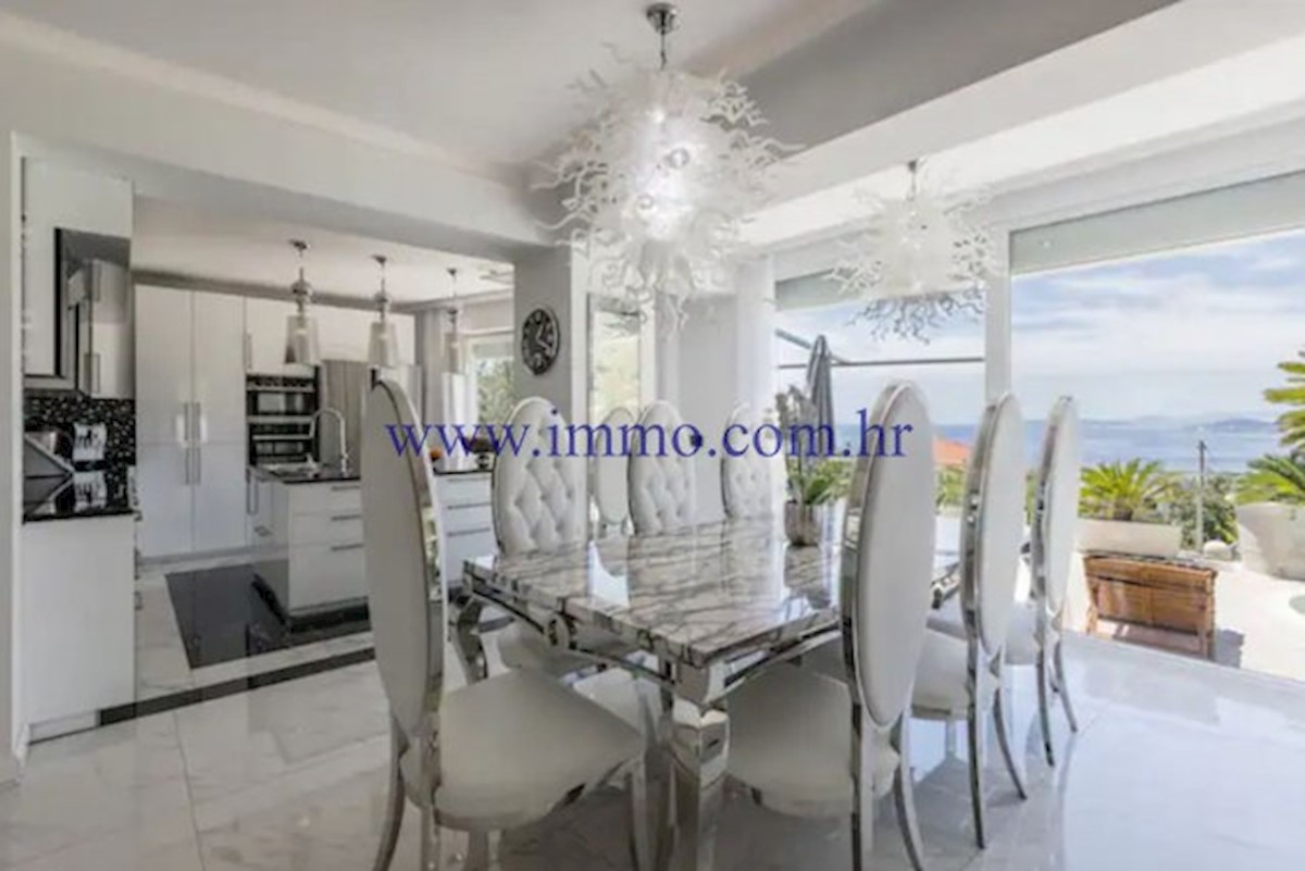 RAZKOŠNA VILA Z BAZENOM V BLIZINI SPLITA