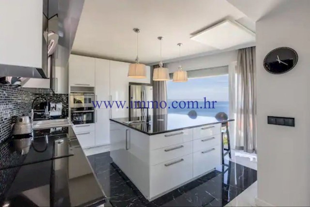 RAZKOŠNA VILA Z BAZENOM V BLIZINI SPLITA