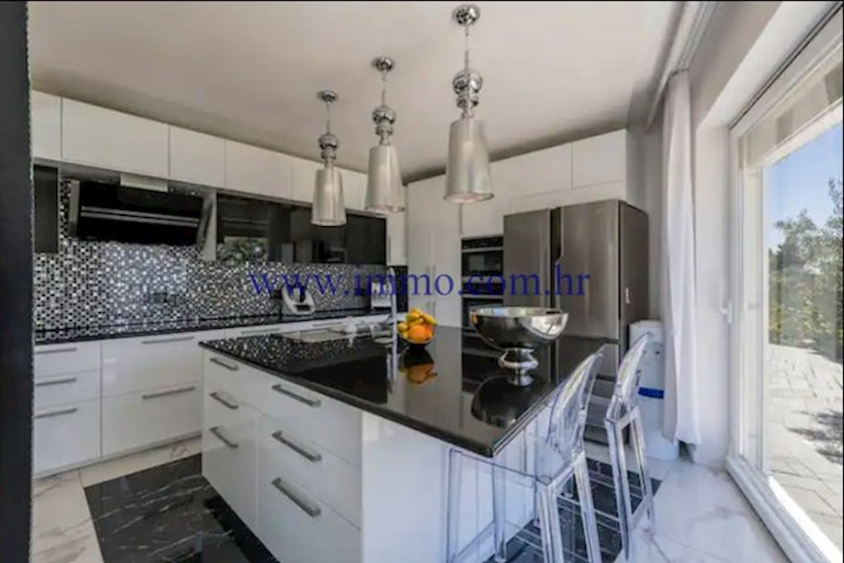 RAZKOŠNA VILA Z BAZENOM V BLIZINI SPLITA