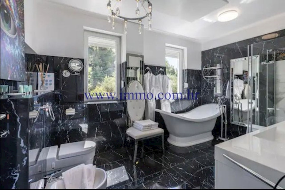 RAZKOŠNA VILA Z BAZENOM V BLIZINI SPLITA