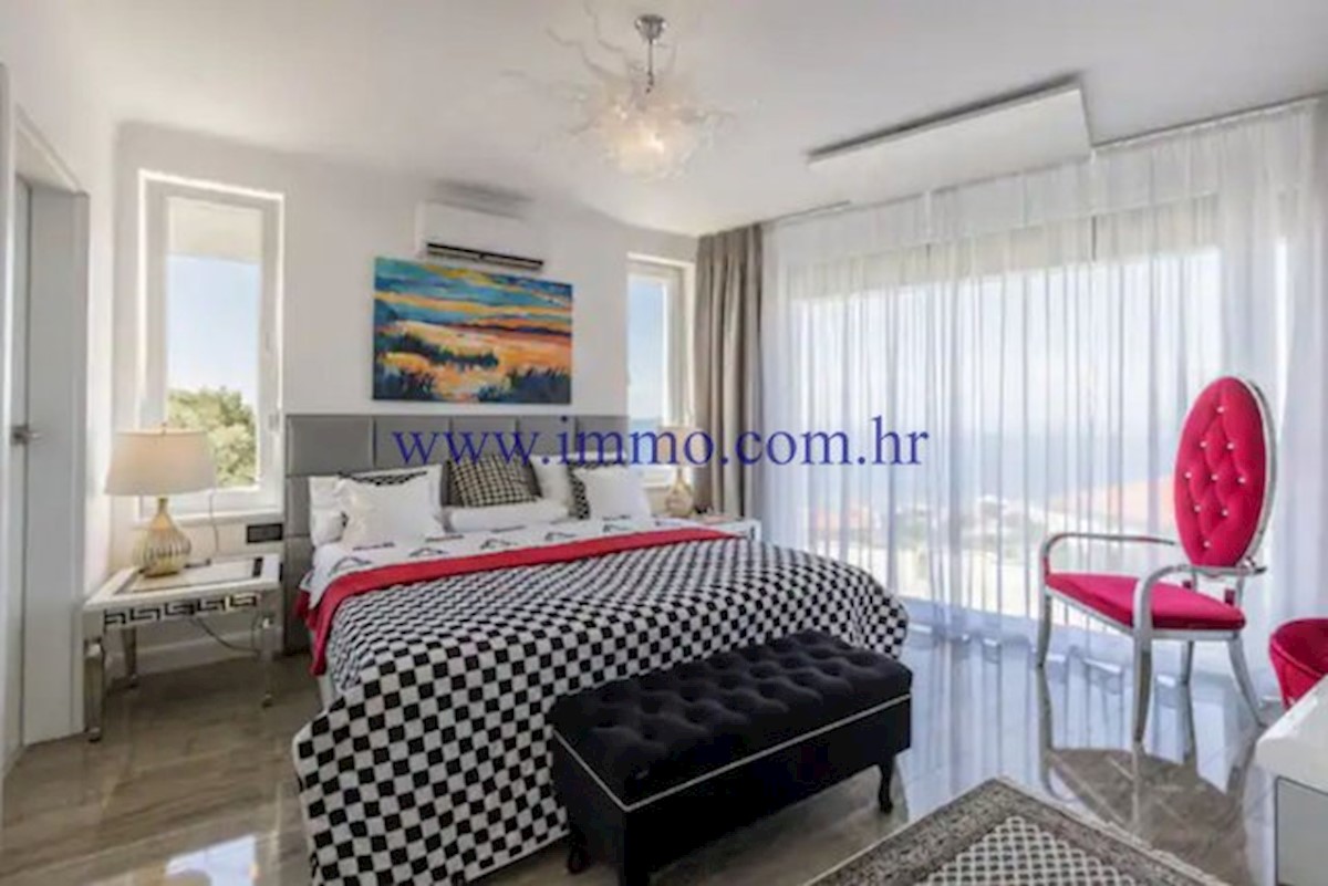 RAZKOŠNA VILA Z BAZENOM V BLIZINI SPLITA