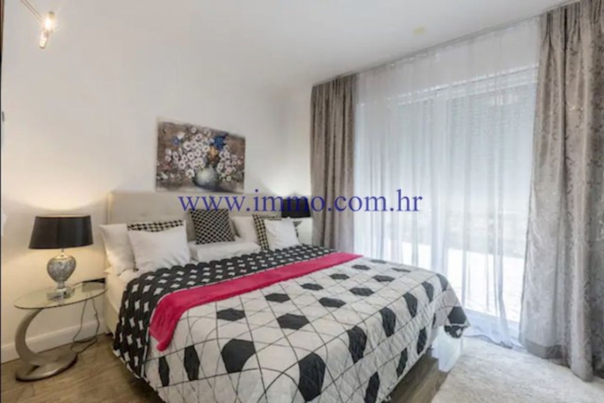 RAZKOŠNA VILA Z BAZENOM V BLIZINI SPLITA