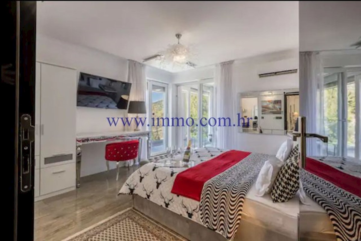 RAZKOŠNA VILA Z BAZENOM V BLIZINI SPLITA