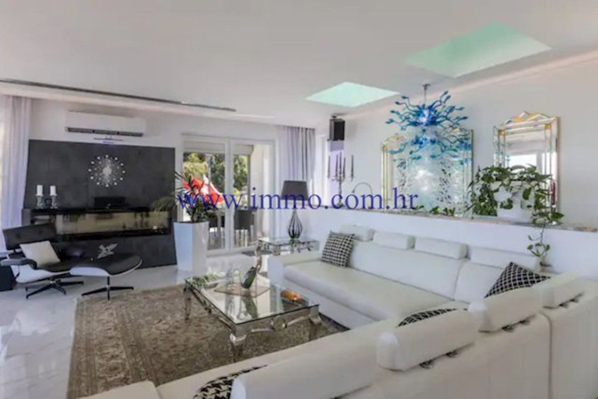 RAZKOŠNA VILA Z BAZENOM V BLIZINI SPLITA