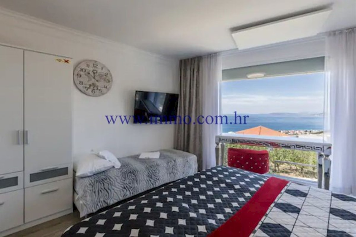 RAZKOŠNA VILA Z BAZENOM V BLIZINI SPLITA