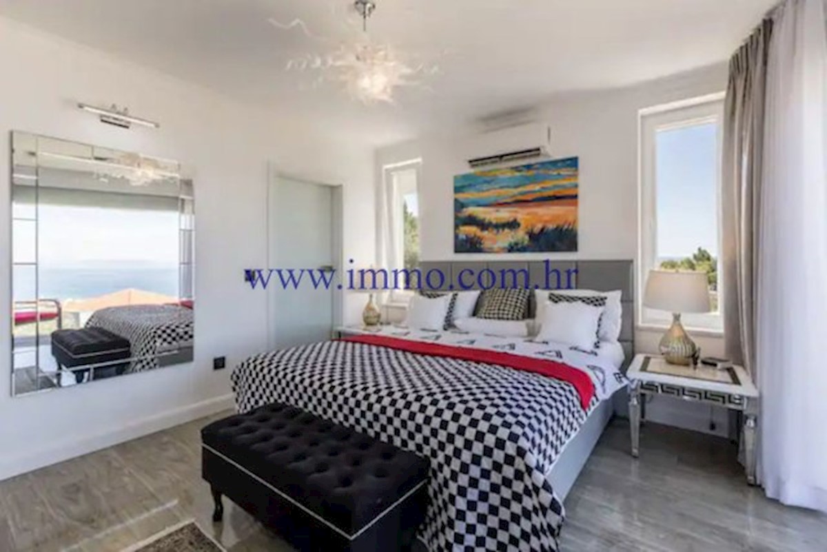 RAZKOŠNA VILA Z BAZENOM V BLIZINI SPLITA