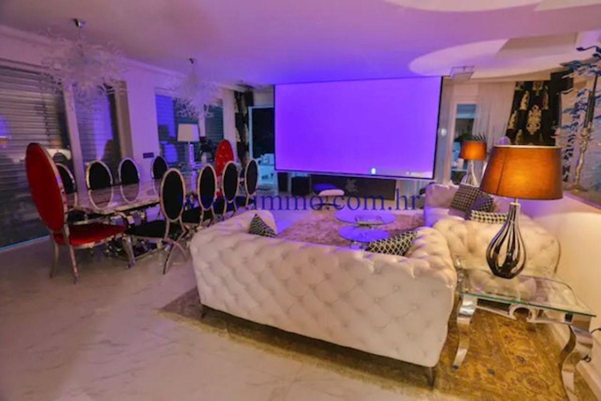 RAZKOŠNA VILA Z BAZENOM V BLIZINI SPLITA