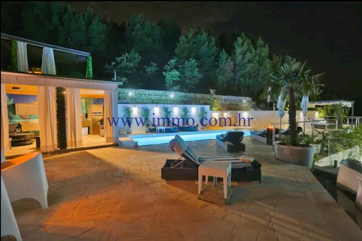 RAZKOŠNA VILA Z BAZENOM V BLIZINI SPLITA