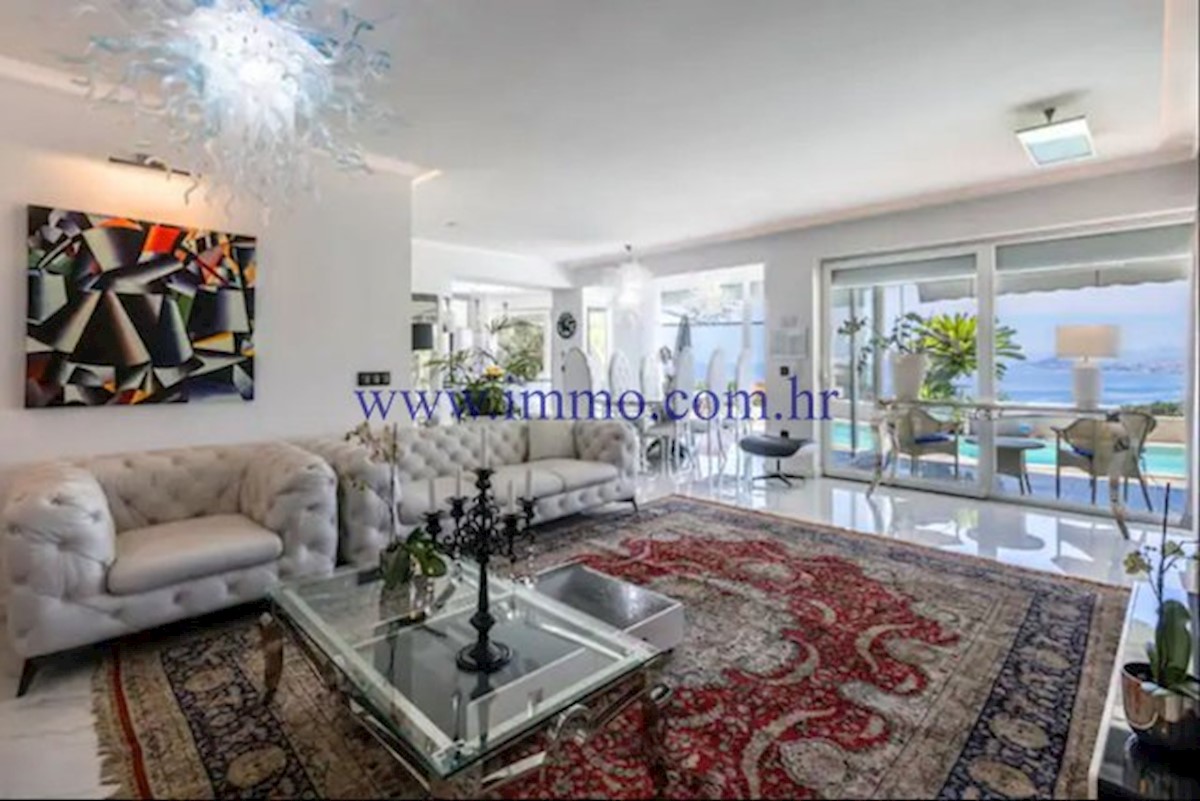 RAZKOŠNA VILA Z BAZENOM V BLIZINI SPLITA