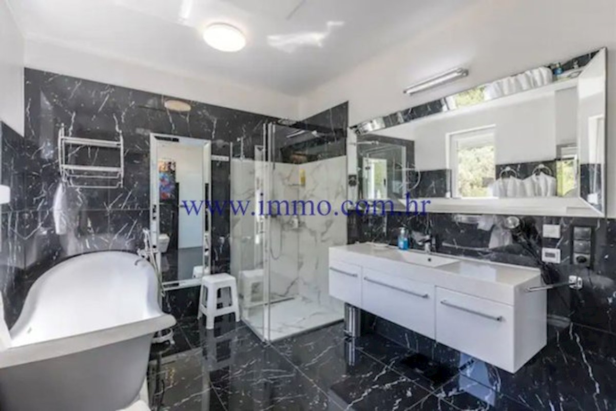 RAZKOŠNA VILA Z BAZENOM V BLIZINI SPLITA