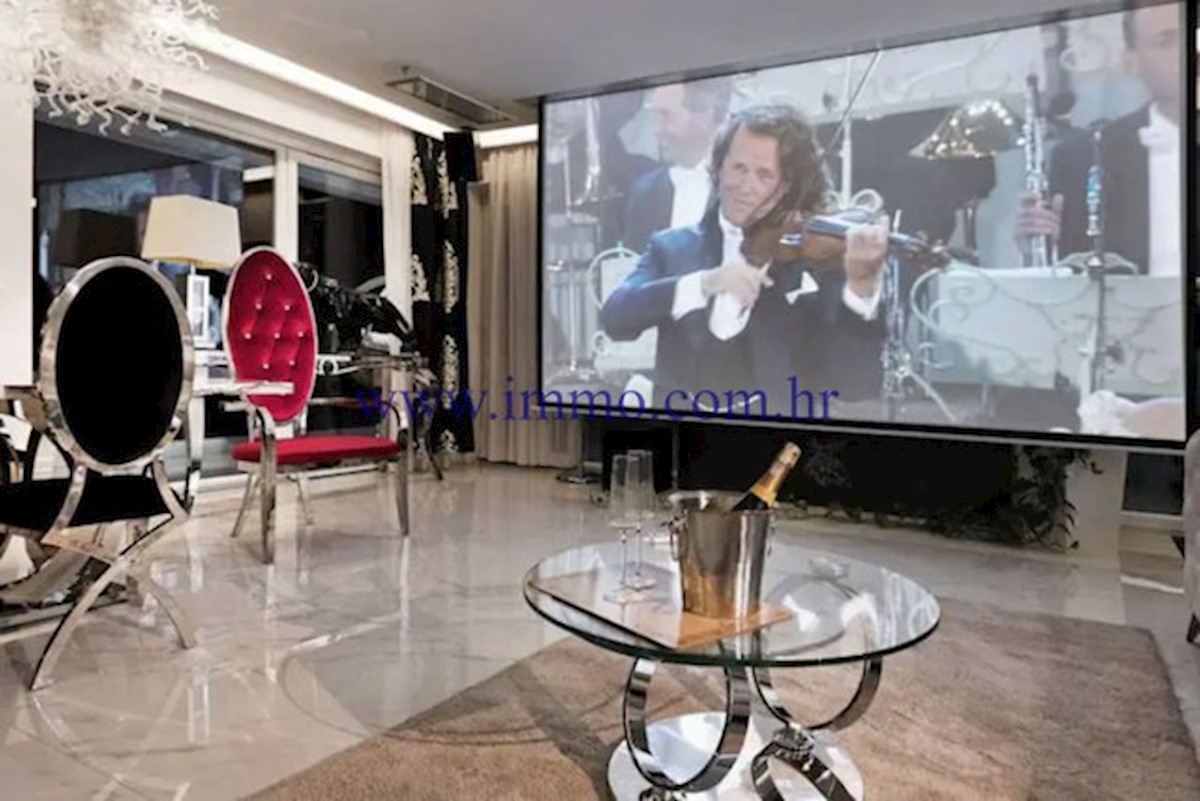 RAZKOŠNA VILA Z BAZENOM V BLIZINI SPLITA