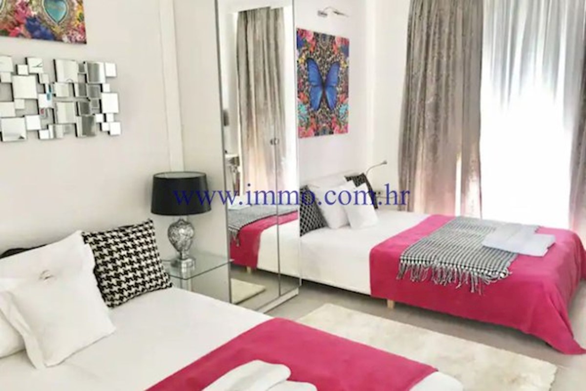 RAZKOŠNA VILA Z BAZENOM V BLIZINI SPLITA