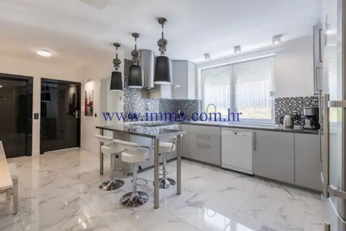 RAZKOŠNA VILA Z BAZENOM V BLIZINI SPLITA