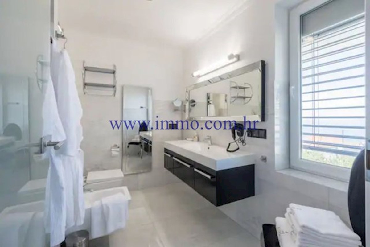 RAZKOŠNA VILA Z BAZENOM V BLIZINI SPLITA