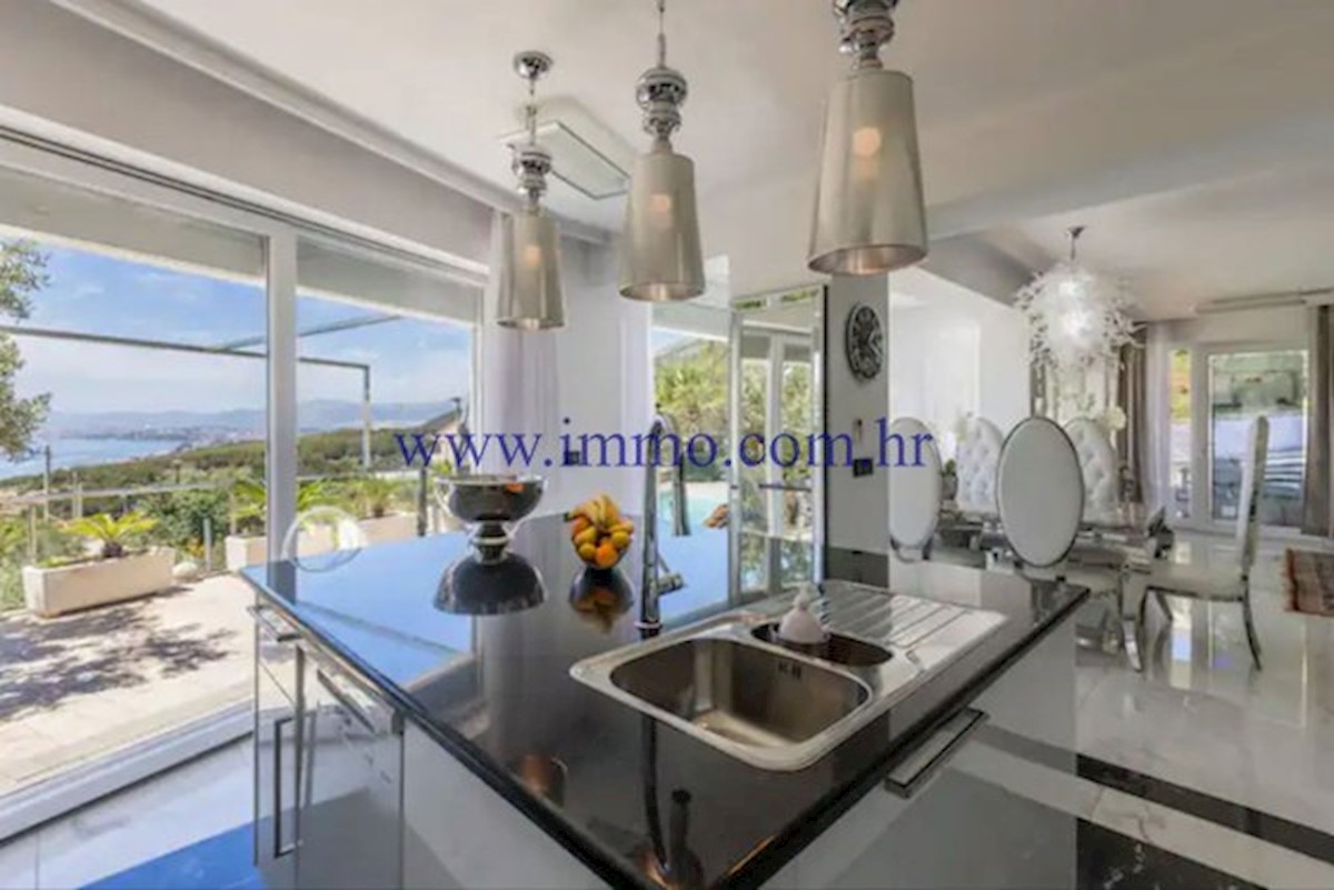 RAZKOŠNA VILA Z BAZENOM V BLIZINI SPLITA