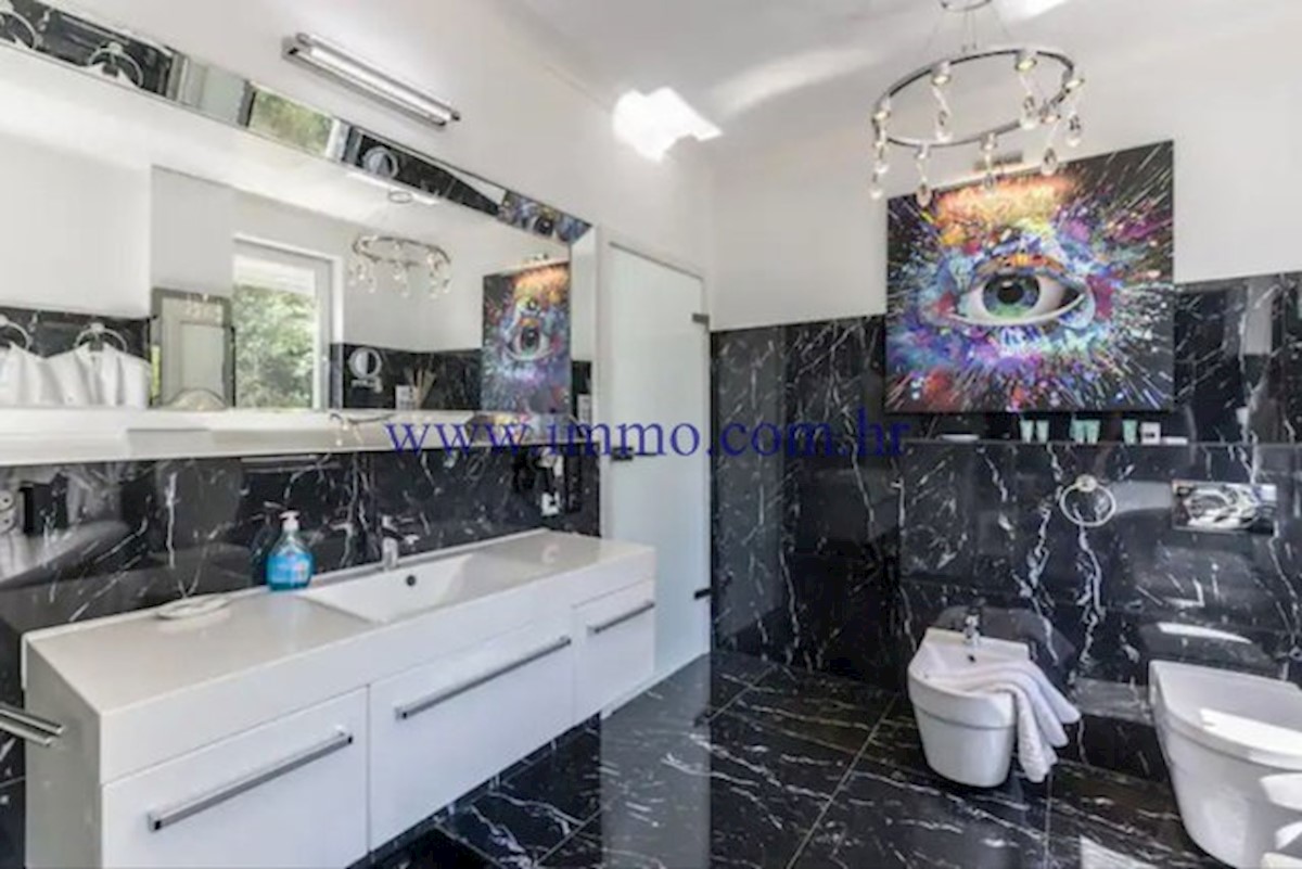 RAZKOŠNA VILA Z BAZENOM V BLIZINI SPLITA