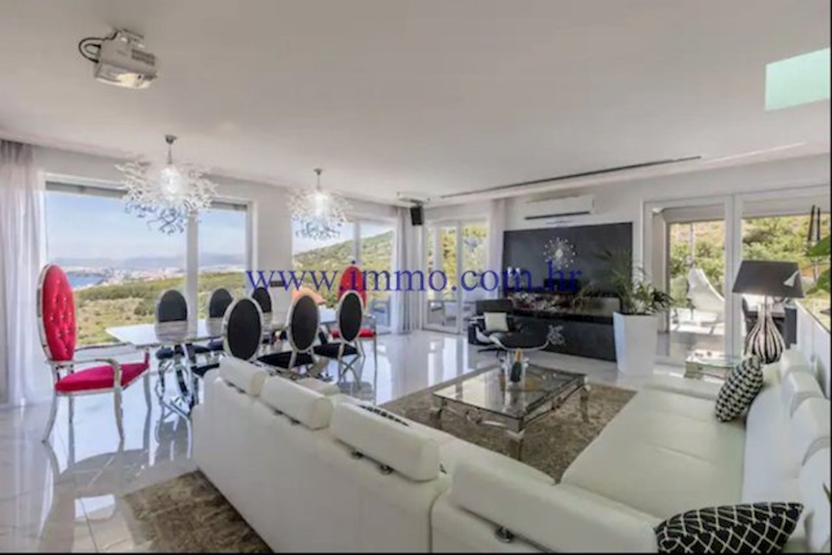 RAZKOŠNA VILA Z BAZENOM V BLIZINI SPLITA