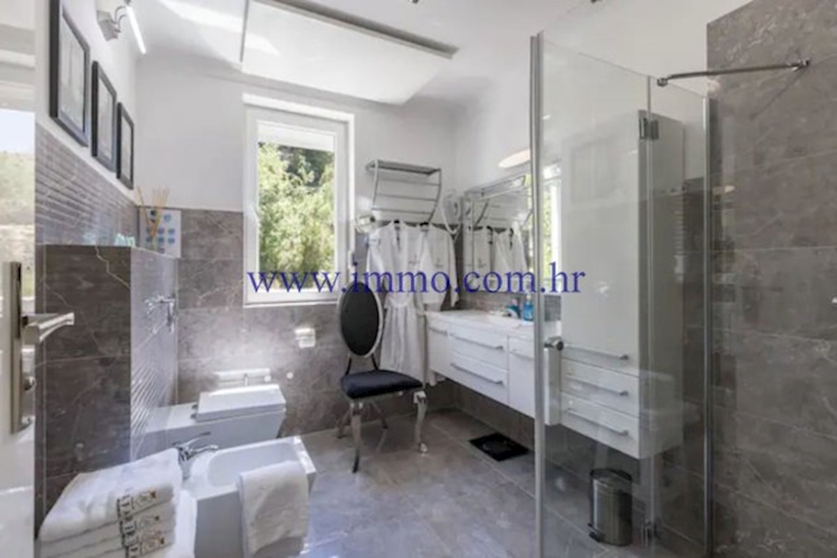 RAZKOŠNA VILA Z BAZENOM V BLIZINI SPLITA