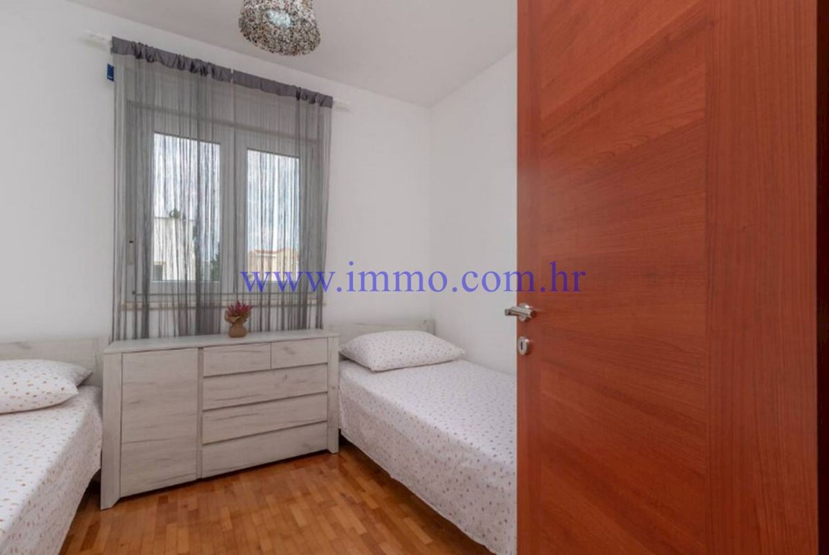 ODLIČEN APARTMA NA JUŽNI STRANI OTOKA ČIOVA