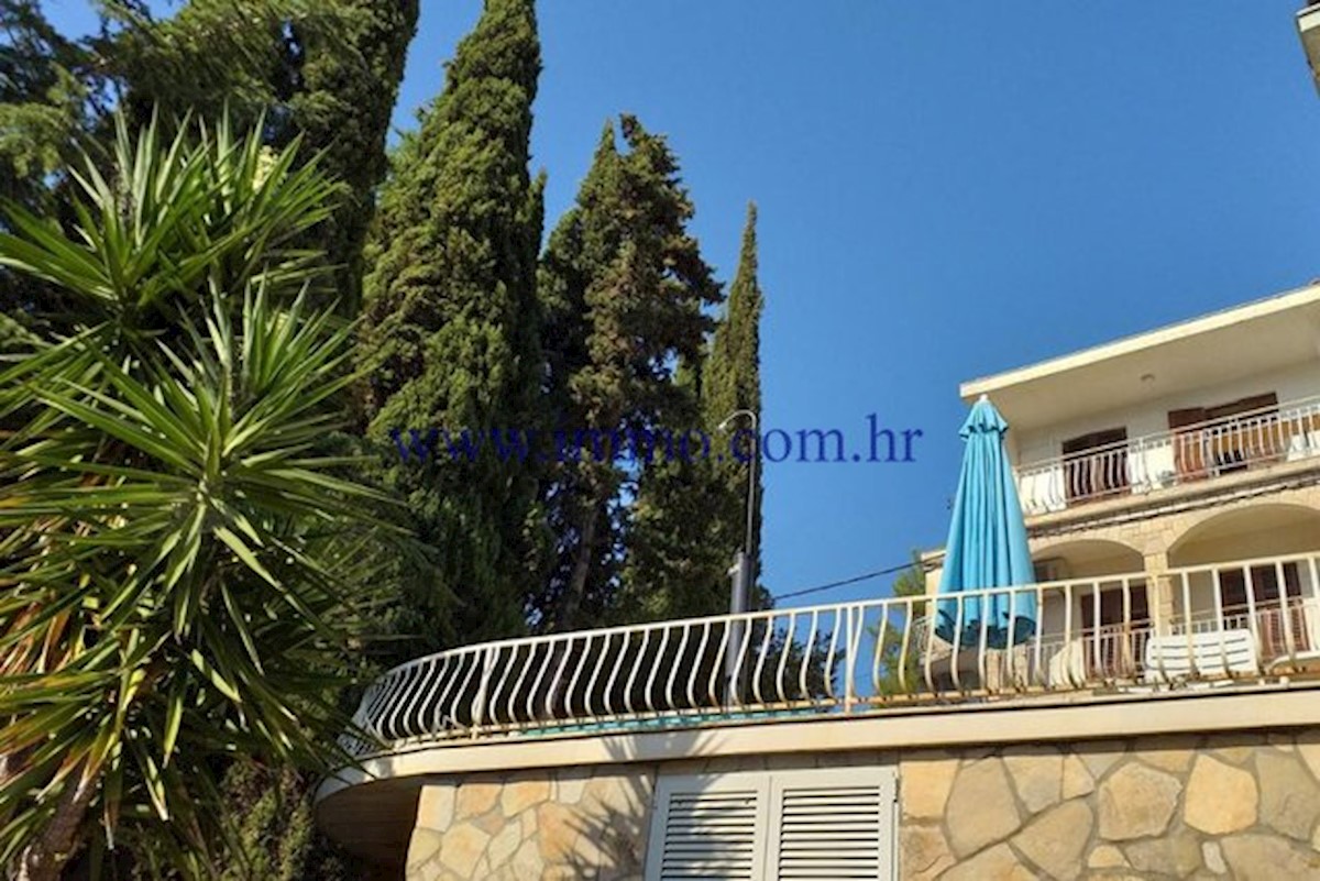 EKSKLUZIVNO! PROSTORNA APARTMAJSKA HIŠA NA OTOKU KORČULI