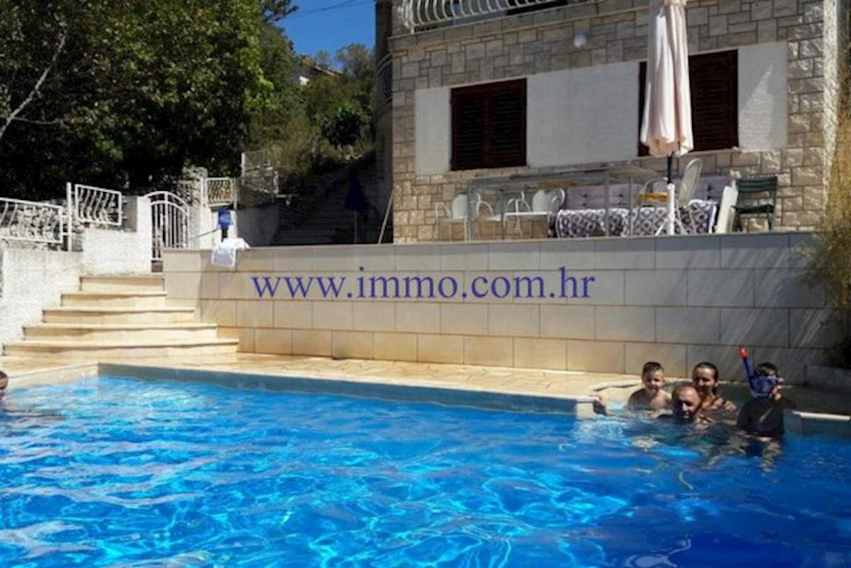 EKSKLUZIVNO! PROSTORNA APARTMAJSKA HIŠA NA OTOKU KORČULI