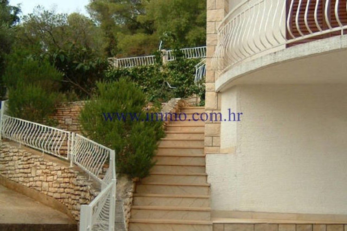 EKSKLUZIVNO! PROSTORNA APARTMAJSKA HIŠA NA OTOKU KORČULI