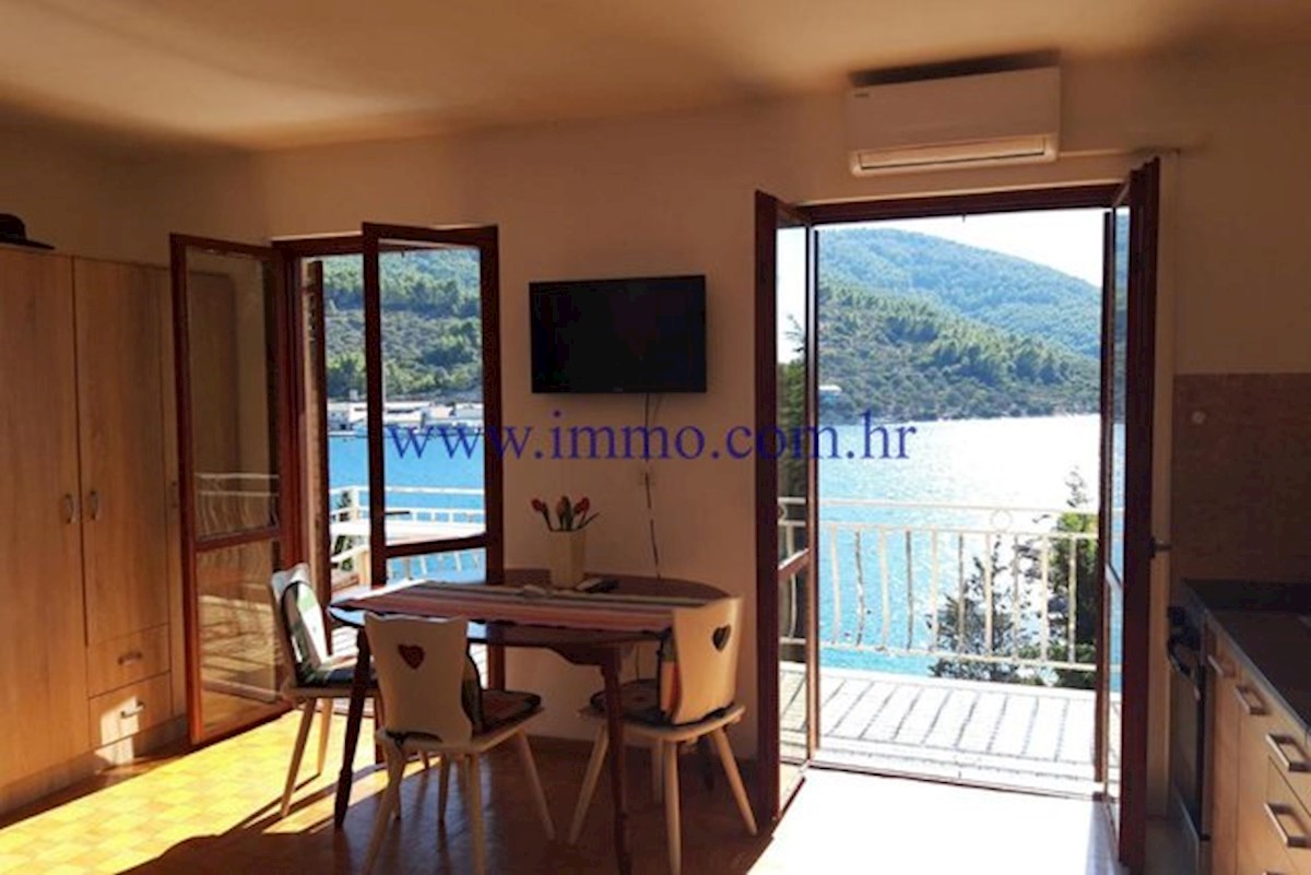 EKSKLUZIVNO! PROSTORNA APARTMAJSKA HIŠA NA OTOKU KORČULI