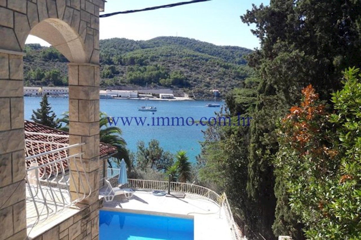 EKSKLUZIVNO! PROSTORNA APARTMAJSKA HIŠA NA OTOKU KORČULI