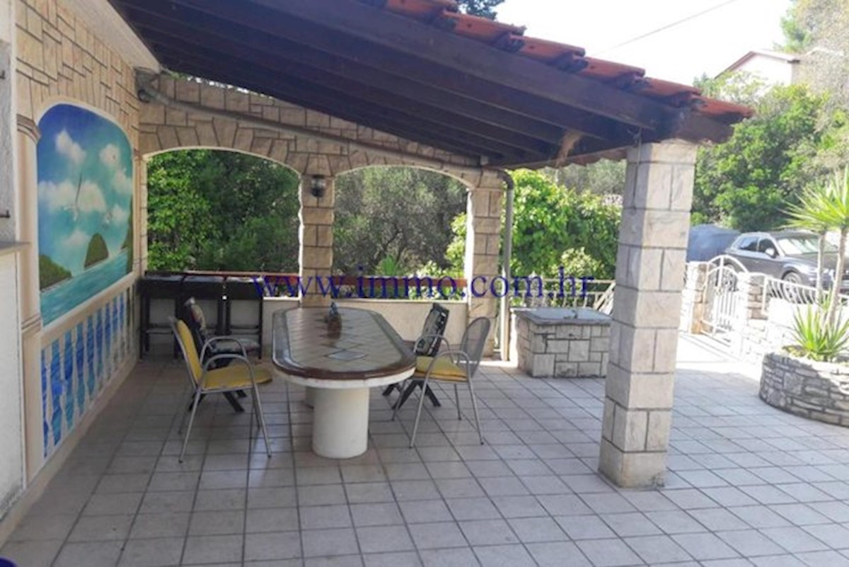 EKSKLUZIVNO! PROSTORNA APARTMAJSKA HIŠA NA OTOKU KORČULI