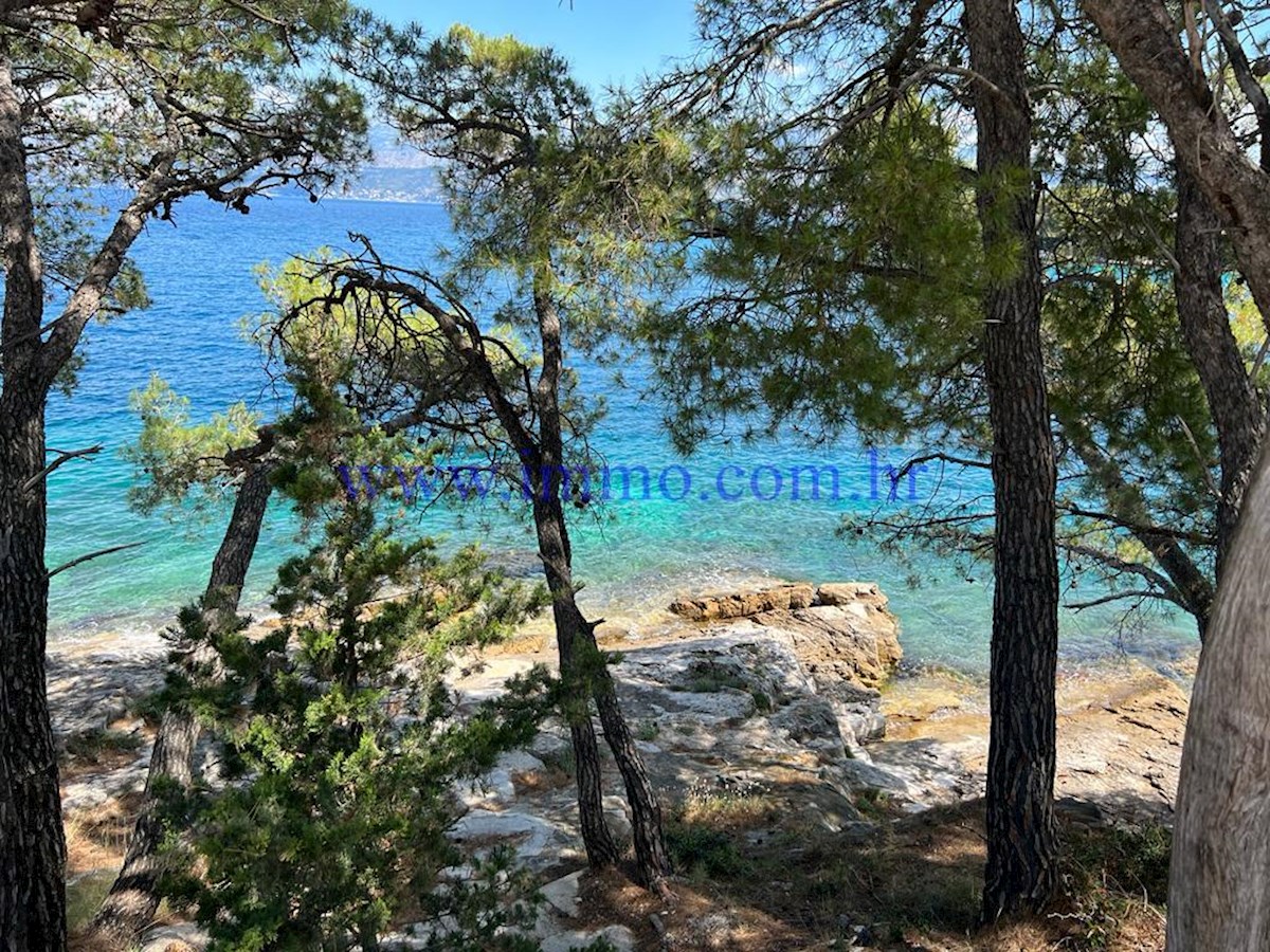 ENKRATNA PARCELA V PRVEM VRSTU OB MORJU