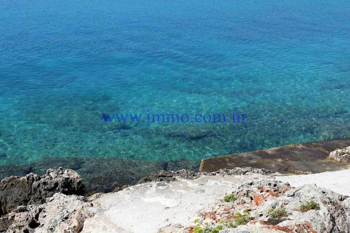 ENKRATNA PARCELA V PRVEM VRSTU OB MORJU