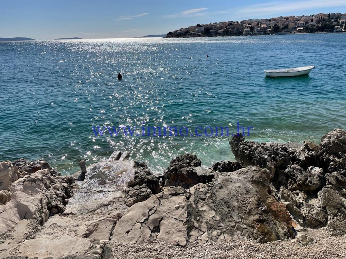 ENKRATNA PARCELA V PRVEM VRSTU OB MORJU